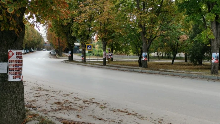 Нова жалба срещу МК "БСП за България" и облепянето на дървета, стълбове и лампи в града