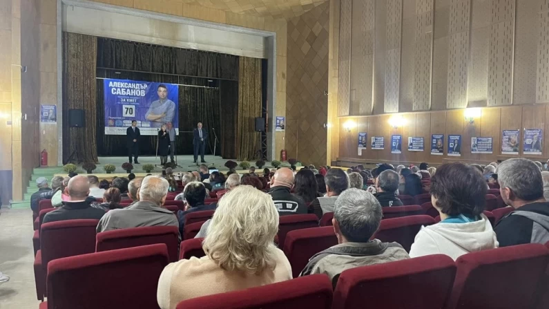 В препълнена зала, Александър Сабанов закри кампанията си в село Калипетрово