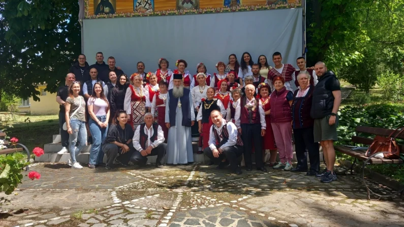 Самодейци от Калипетрово с нагледен урок пред университетски фолклористи от Варна
