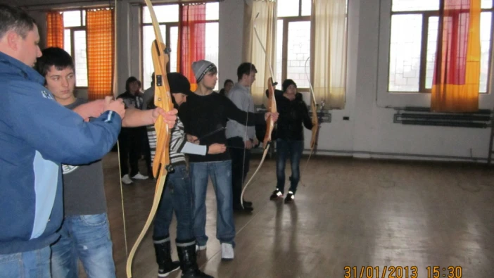 Ученици от ПГМТ "Владимир Комаров" се учат да стрелят с лък