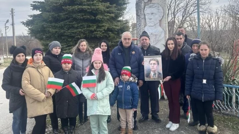 Венци и цветя на паметника на Апостола на свободата