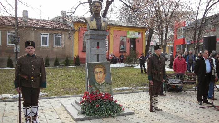 Стотици силистренци на поклонение пред паметника на Апостола на свободата