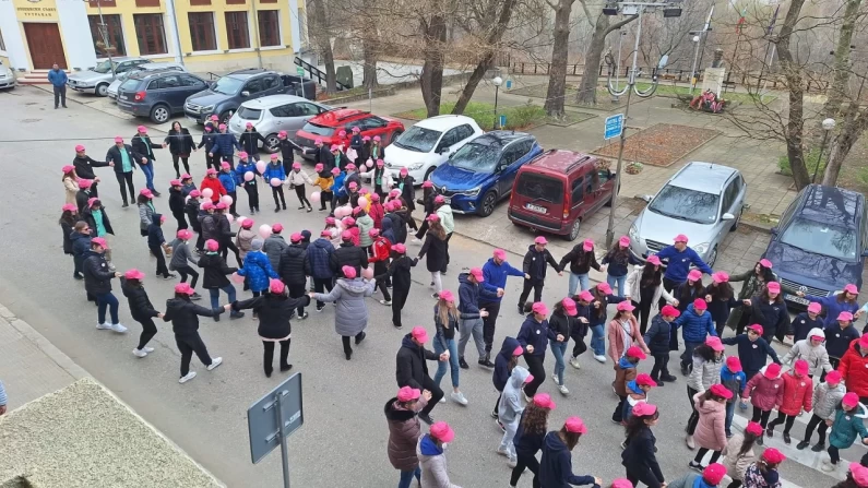 Учениците в Тутракан се обединяват срещу тормоза в Деня на розовата фланелка