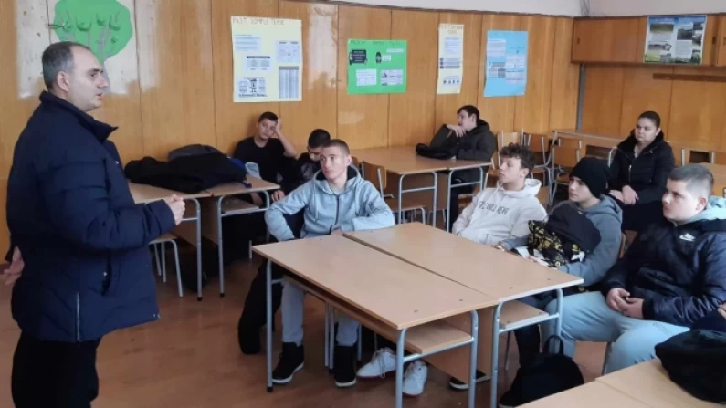 Ученици от Силистра усвояват важни умения за общуване с хора с увреждания